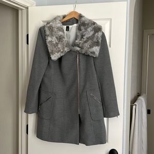 Cute winter coat with faux fur collar